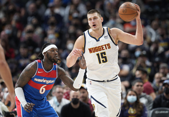  约基奇连续五场比赛拿到三双追平历史纪录