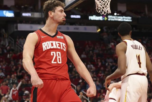  火箭申京成为队史最年轻拿到三双的球员  